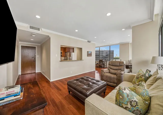 Photo 3 of Condo for sale at 15 Greenway Plz #10E, Houston, TX 77046 | MLS# 61882797 | Listing updated on 2026-08-16