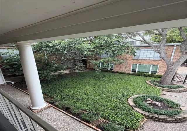 Listing Photo 2 - Condo for sale in building located at 2201 Fountain Vw Dr, Houston, TX 77057 - Unit #64F