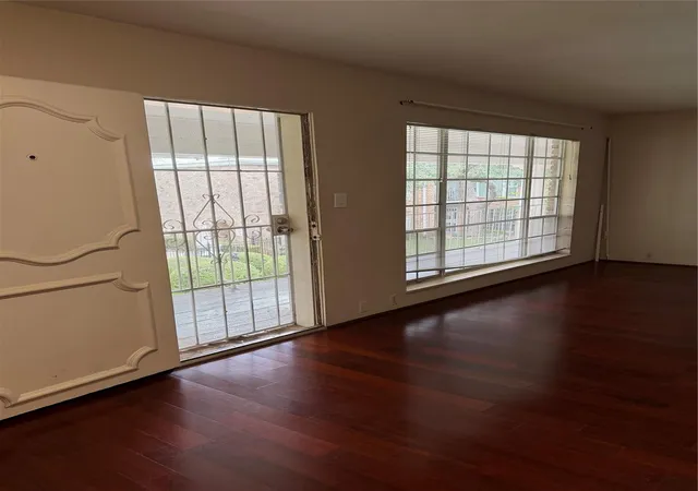 Listing Photo 3 - Condo for sale in building located at 2201 Fountain Vw Dr, Houston, TX 77057 - Unit #64F