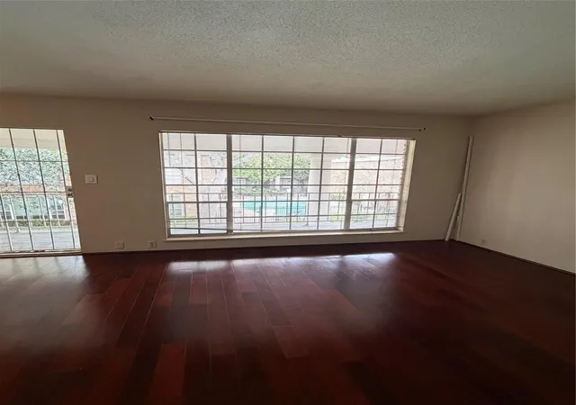 Listing Photo 4 - Condo for sale in building located at 2201 Fountain Vw Dr, Houston, TX 77057 - Unit #64F