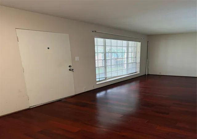 Listing Photo 5 - Condo for sale in building located at 2201 Fountain Vw Dr, Houston, TX 77057 - Unit #64F