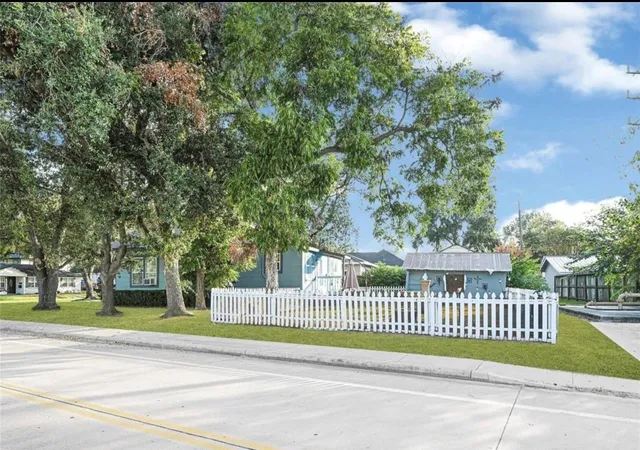 3rd image of 102 4Th St, Sugar Land, TX 77498 | MLS# 16460336
