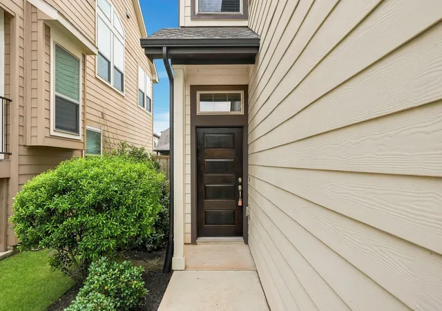 Photo 3 of Townhouse for sale at 8734 Laurel Crest Dr, Missouri City, TX 77459 | MLS# 34325502 | Listing updated on 2026-09-17