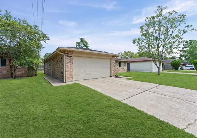 2nd image of 4339 Saffron Ln, Friendswood, TX 77546 | MLS# 56112238