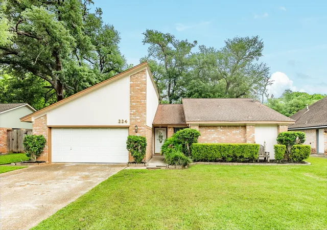 1st image of 224 Banyan St, Lake Jackson, TX 77566 | MLS# 60543279