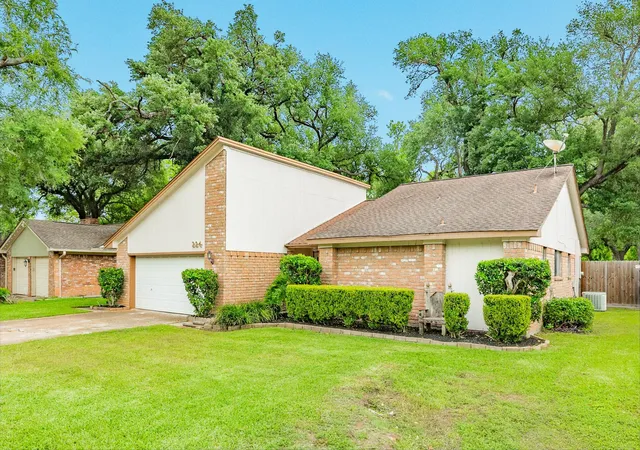 2nd image of 224 Banyan St, Lake Jackson, TX 77566 | MLS# 60543279