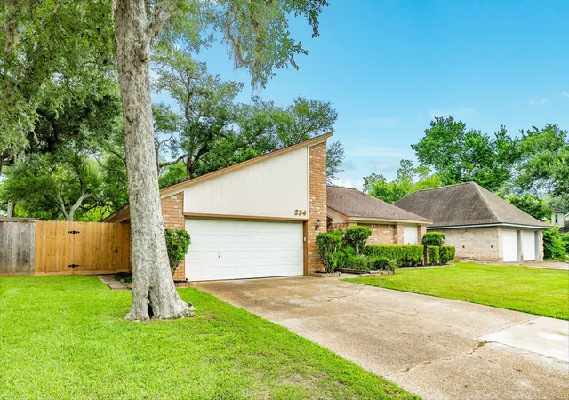 Photo 3 of Sale Pending at 224 Banyan St, Lake Jackson, TX 77566 | MLS# 60543279 | Listing updated on 2026-09-16