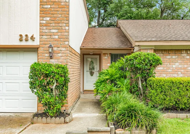 Photo 3 of Sale Pending at 224 Banyan St, Lake Jackson, TX 77566 | MLS# 60543279 | Listing updated on 2026-09-16