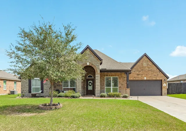 2nd image of 441 Twin Lakes Blvd W, West Columbia, TX 77486 | MLS# 90808300