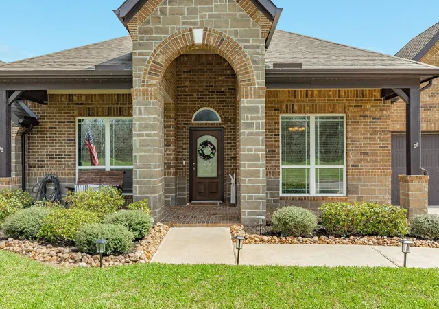 image of 441 Twin Lakes Blvd W, West Columbia, TX 77486 | MLS# 90808300
