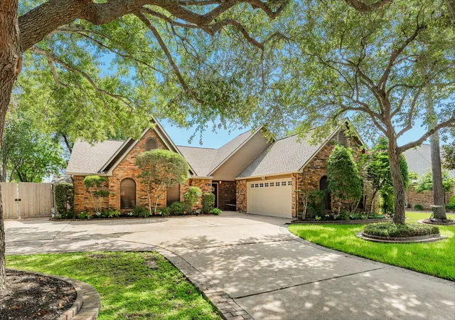 1st image of 1617 White Wing Cir, Friendswood, TX 77546 | MLS# 85173766