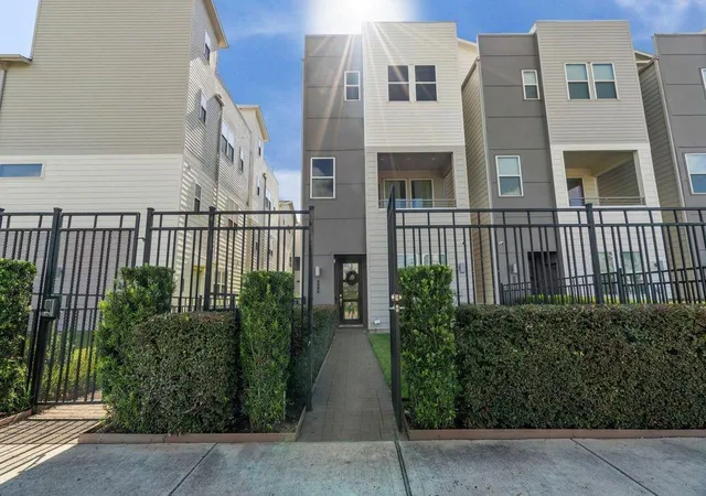 2nd image of 316 Jensen Dr, Houston, TX 77020 | MLS# 3724915