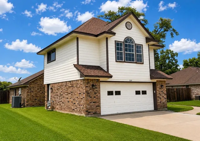 2nd image of 109 Concord Ave, Clute, TX 77531 | MLS# 47596071