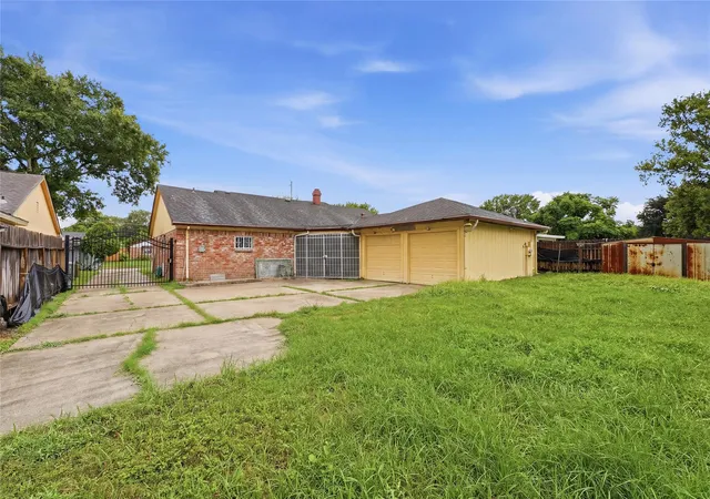 Photo 3 of Single family home for sale at 12126 Pine Knoll Dr, Houston, TX 77099 | MLS# 82725609 | Listing updated on 2026-10-04