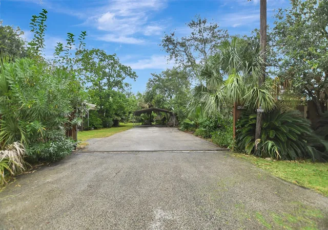 3rd image of 1035 16Th St, Dickinson, TX 77539 | MLS# 16277273