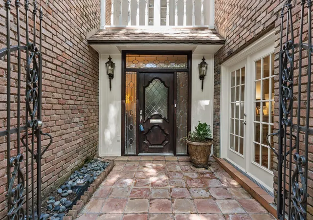 Photo 2 of Townhouse for sale at 9458 Briar Forest Dr, Houston, TX 77063 | MLS# 18971676 | Listing updated on 2026-09-18