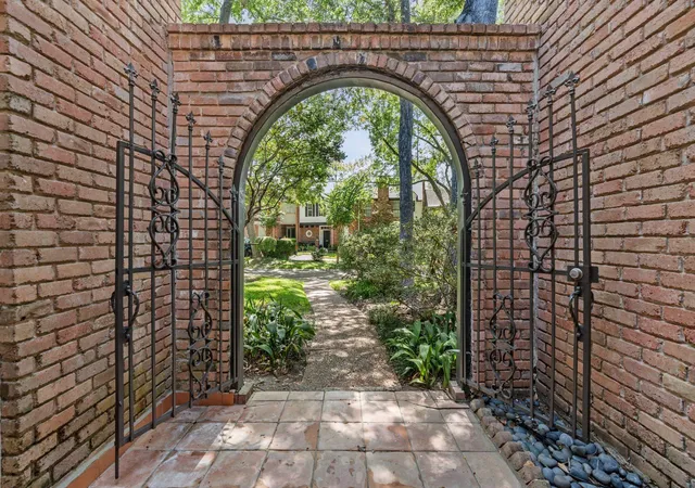 Photo 3 of Townhouse for sale at 9458 Briar Forest Dr, Houston, TX 77063 | MLS# 18971676 | Listing updated on 2026-09-18