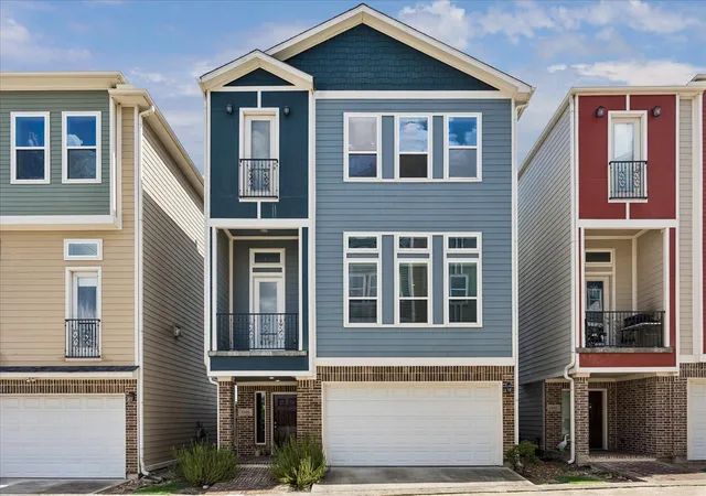 Photo 1 of Single family home for sale at 2105 Bidwell Dr, Houston, TX 77018 | MLS# 2916115 | Listing updated on 2026-09-14