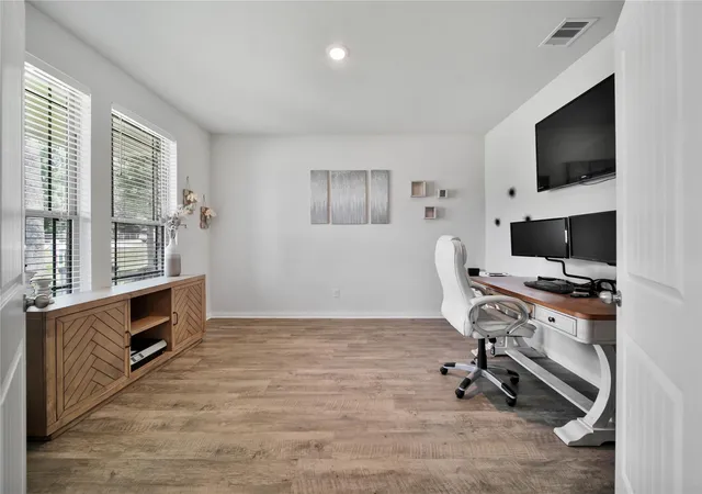 5th image of 16102 Hidalgo St, Conroe, TX 77303 | MLS# 12901003