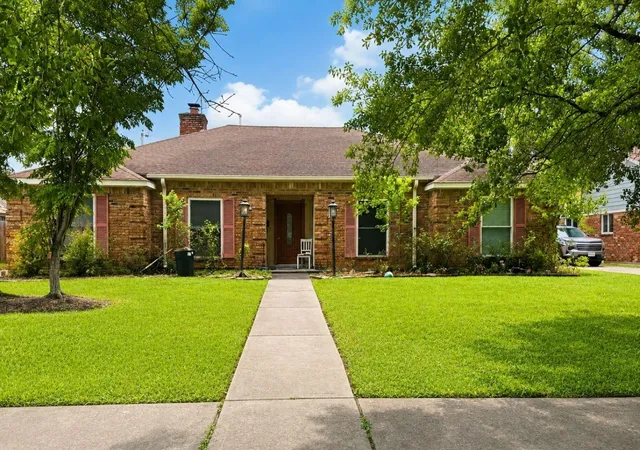 Photo 1 of Single family home for sale at 423 Woodvine Dr, El Lago, TX 77586 | MLS# 44018534 | Listing updated on 2026-08-17