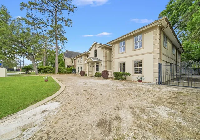 2nd image of 11730 Denise Dr, Houston, TX 77024 | MLS# 85491385