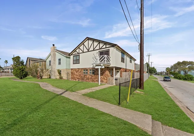 Photo 3 of Sale Pending at 7302 Jones Dr, Galveston, TX 77551 | MLS# 34968815 | Listing updated on 2026-09-09