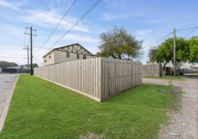 Photo 4 of Sale Pending at 7302 Jones Dr, Galveston, TX 77551 | MLS# 34968815 | Listing updated on 2026-09-09