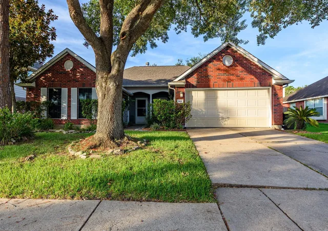 4th image of 1819 Castle Oaks Dr, Pearland, TX 77581 | MLS# 84029054
