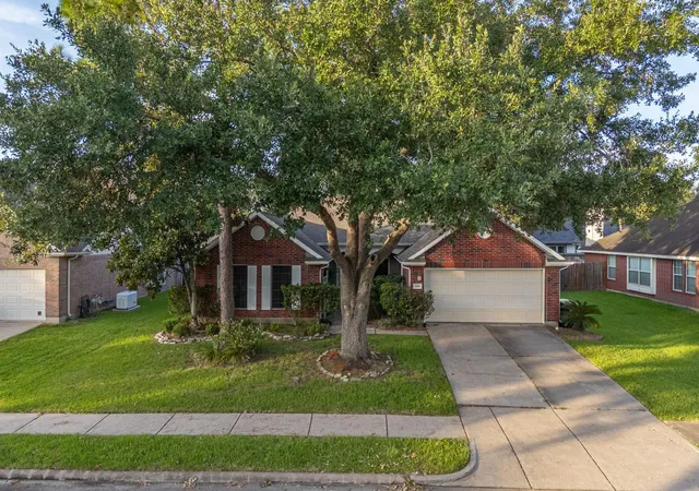 5th image of 1819 Castle Oaks Dr, Pearland, TX 77581 | MLS# 84029054