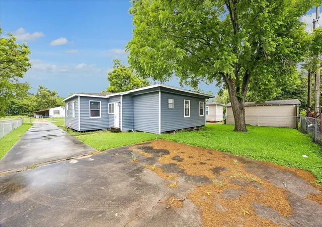 12th image of 1011 12th 1/2 St N, Texas City, TX 77590 | MLS# 84231554