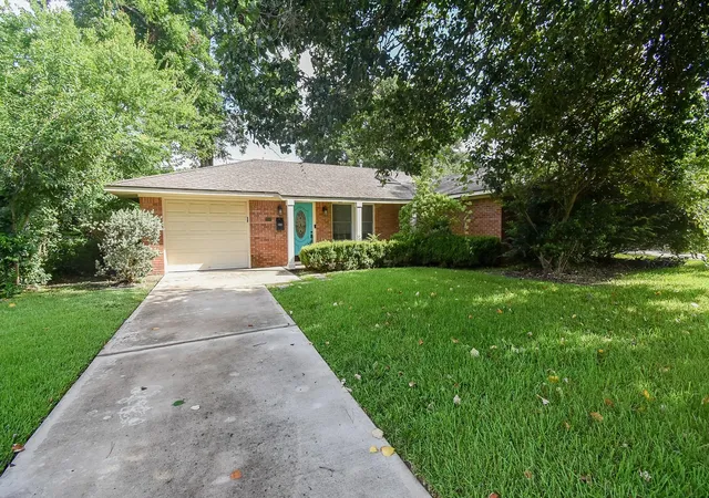 Photo 1 of Sale Pending at 2210 Gardenia Dr, Houston, TX 77018 | MLS# 74953565 | Listing updated on 2026-09-18