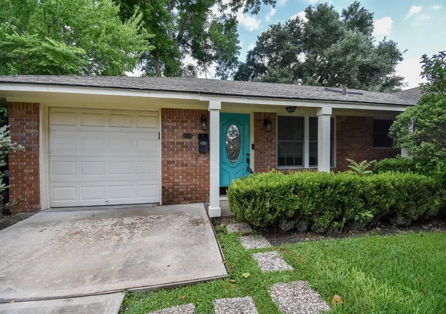 Photo 2 of Sale Pending at 2210 Gardenia Dr, Houston, TX 77018 | MLS# 74953565 | Listing updated on 2026-09-18