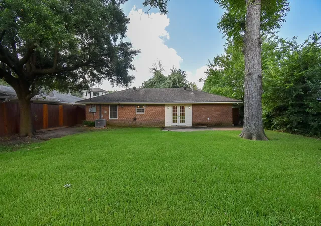 Photo 3 of Sale Pending at 2210 Gardenia Dr, Houston, TX 77018 | MLS# 74953565 | Listing updated on 2026-09-18