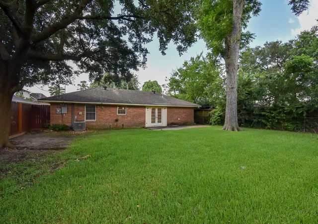 Photo 3 of Sale Pending at 2210 Gardenia Dr, Houston, TX 77018 | MLS# 74953565 | Listing updated on 2026-09-18