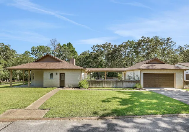 Photo 3 of Single family home for sale at 20380 Doral Dr, Huntsville, TX 77320 | MLS# 74343486 | Listing updated on 2026-09-25