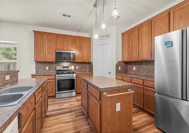 Photo 3 of Sale Pending at 1069 Shadow Glenn Dr, Conroe, TX 77301 | MLS# 34353436 | Listing updated on 2026-08-26