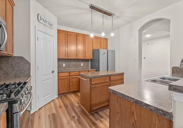 Photo 4 of Sale Pending at 1069 Shadow Glenn Dr, Conroe, TX 77301 | MLS# 34353436 | Listing updated on 2026-08-26