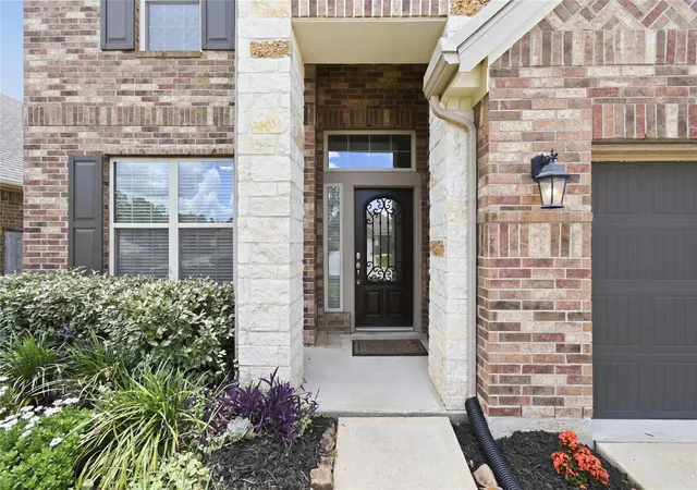 Photo 3 of Sale Pending at 2948 Twin Cvs Ct, Conroe, TX 77301 | MLS# 40273564 | Listing updated on 2026-09-16