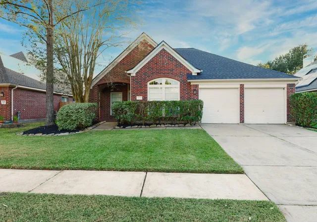 Photo 1 of Single family home for sale at 3722 Paigewood Dr, Pearland, TX 77584 | MLS# 92861518 | Listing updated on 2026-09-12