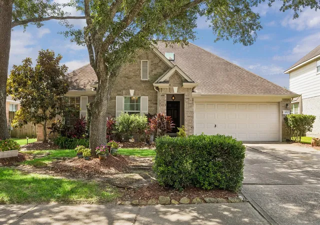 Photo 2 of Sale Pending at 2112 Bristol Breeze Ln, League City, TX 77573 | MLS# 44980287 | Listing updated on 2026-10-02