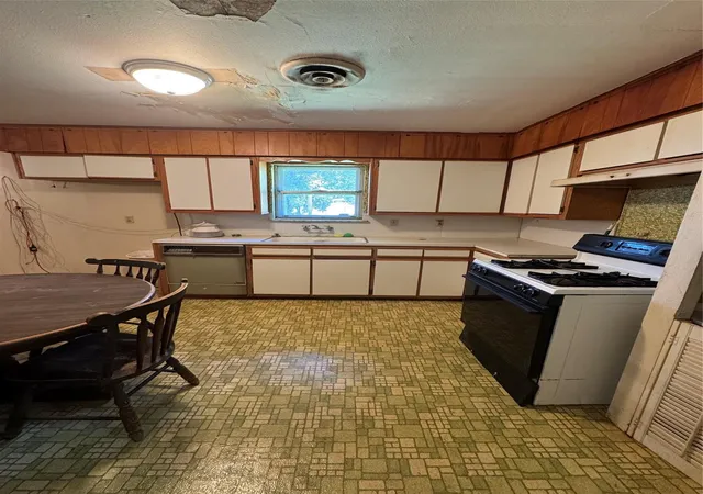 Photo 4 of Single family home for sale at 416 Mertie, Palacios, TX 77465 | MLS# 26596078 | Listing updated on 2026-08-17