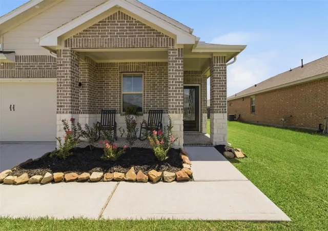 Photo 2 of Single family home for sale at 611 Walnut Branch Dr, Baytown, TX 77523 | MLS# 12376200 | Listing updated on 2026-09-12