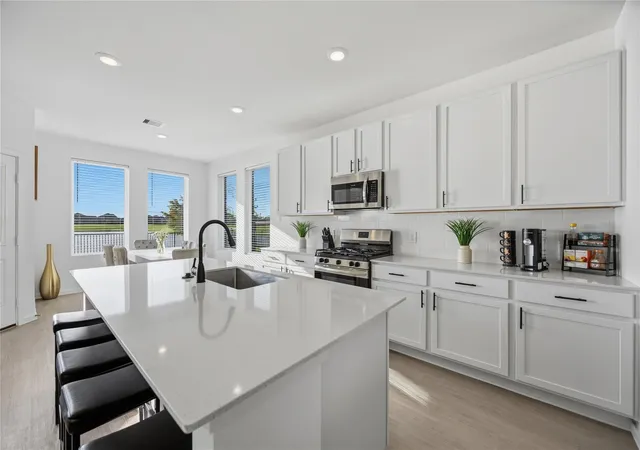 4th image of 2517 Lago Costa Dr, La Marque, TX 77568 | MLS# 94380471