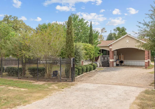 Photo 1 of Single family home for sale at 16320 Summit Oaks Dr, Conroe, TX 77303 | MLS# 8577780 | Listing updated on 2026-08-13