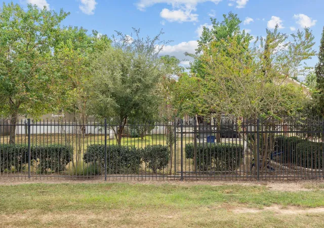 Photo 4 of Single family home for sale at 16320 Summit Oaks Dr, Conroe, TX 77303 | MLS# 8577780 | Listing updated on 2026-08-13