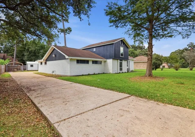 Photo 3 of Single family home for sale at 1925 Galway Dr, Vidor, TX 77662 | MLS# 74279738 | Listing updated on 2026-09-25