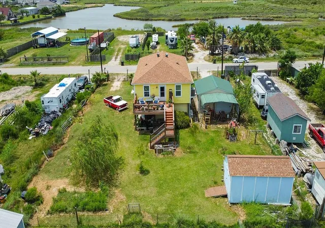 3rd image of 727 18Th St, Dickinson, TX 77539 | MLS# 32013462