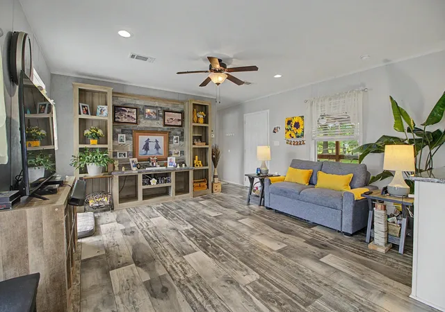 Photo 4 of Single family home for sale at 637 Lakeview Dr, Caldwell, TX 77836 | MLS# 44384351 | Listing updated on 2026-09-09