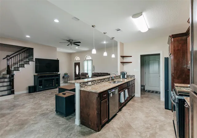 Photo 4 of Single family home for sale at 722 Bunkhouse Trl, Angleton, TX 77515 | MLS# 79789227 | Listing updated on 2026-08-25