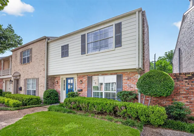 Listing Photo 4 - Condo for sale in building located at 12618 Huntingwick Dr, Houston, TX 77024 - Unit #100